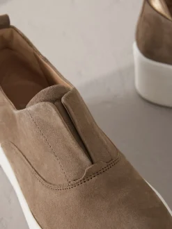 Sneakers|Next Chocoladebruin - Signature leren sneakers met dikke plateauzolen en sleehak