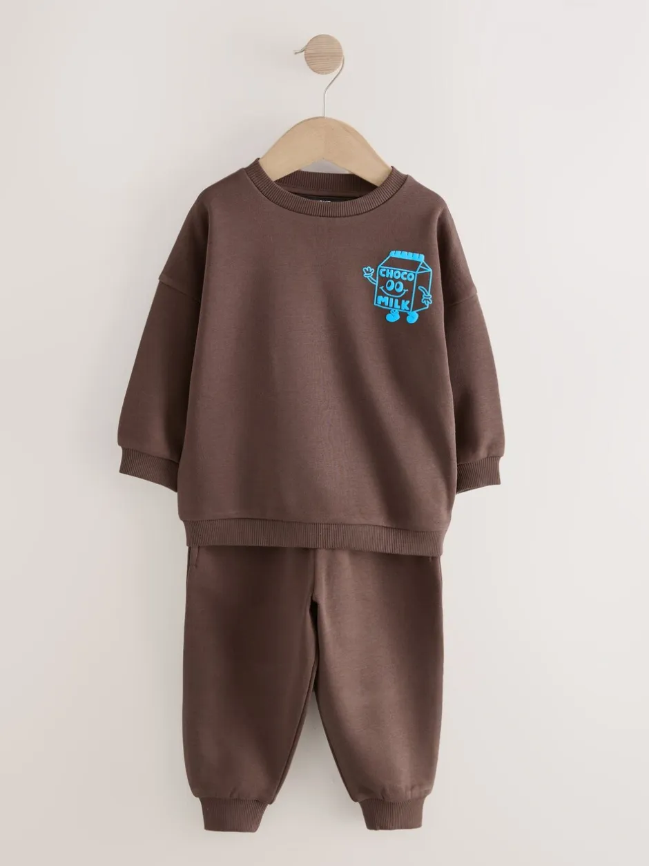 Sets En Combisets|Truien En Breisels|Next - Printed Crew Neck Sweat Top & Joggers Set (3mths-7yrs) Chocoladebruin en blauw