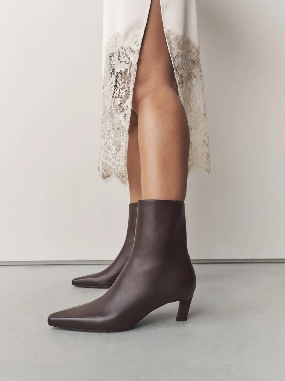 Ruimvallend En Extraruimvallend|Boots*Next - Forever Comfort® enkellaarsjes met hak en spitse neus Chocoladebruin leer