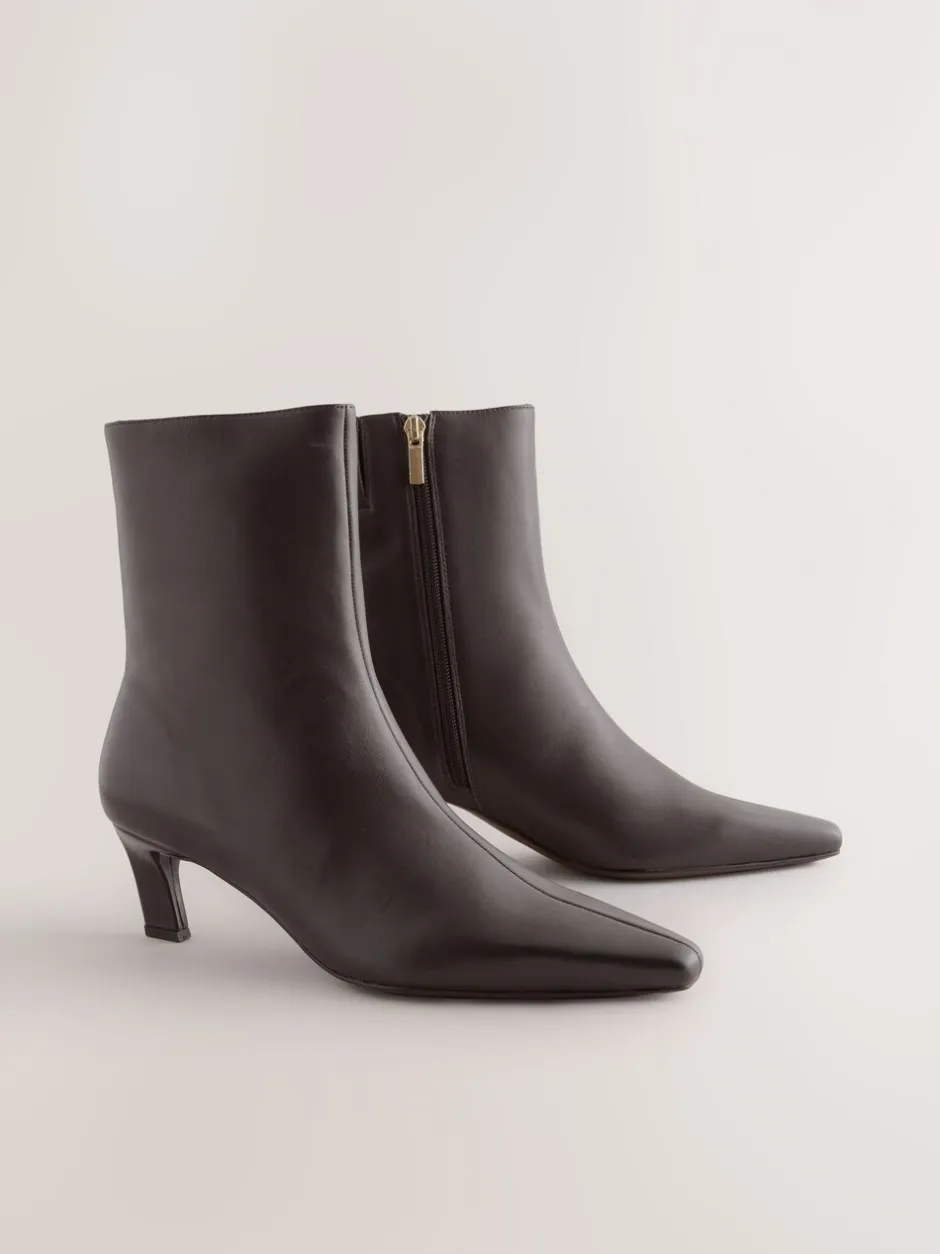 Ruimvallend En Extraruimvallend|Boots*Next - Forever Comfort® enkellaarsjes met hak en spitse neus Chocoladebruin leer