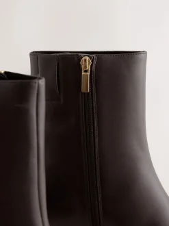Ruimvallend En Extraruimvallend|Boots*Next - Forever Comfort® enkellaarsjes met hak en spitse neus Chocoladebruin leer
