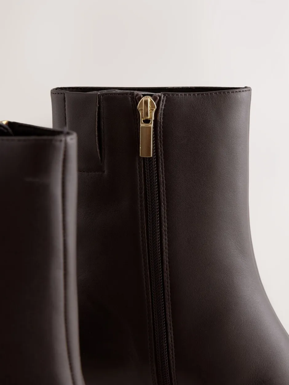 Ruimvallend En Extraruimvallend|Boots*Next - Forever Comfort® enkellaarsjes met hak en spitse neus Chocoladebruin leer