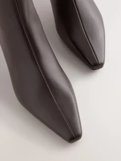Ruimvallend En Extraruimvallend|Boots*Next - Forever Comfort® enkellaarsjes met hak en spitse neus Chocoladebruin leer