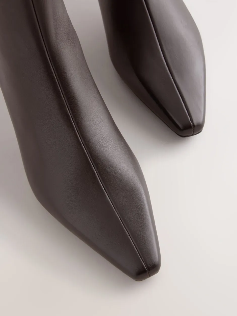 Ruimvallend En Extraruimvallend|Boots*Next - Forever Comfort® enkellaarsjes met hak en spitse neus Chocoladebruin leer