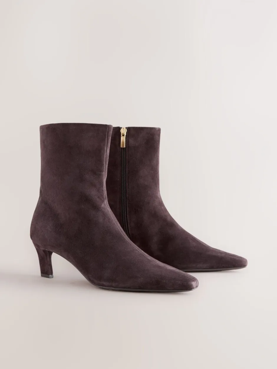 Ruimvallend En Extraruimvallend|Boots|Next - Forever Comfort® enkellaarsjes met hak en spitse neus Chocoladebruin suède