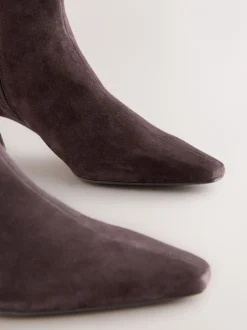Ruimvallend En Extraruimvallend|Boots|Next - Forever Comfort® enkellaarsjes met hak en spitse neus Chocoladebruin suède
