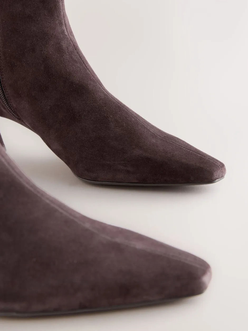 Ruimvallend En Extraruimvallend|Boots|Next - Forever Comfort® enkellaarsjes met hak en spitse neus Chocoladebruin suède
