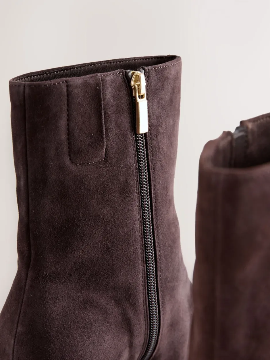 Ruimvallend En Extraruimvallend|Boots|Next - Forever Comfort® enkellaarsjes met hak en spitse neus Chocoladebruin suède