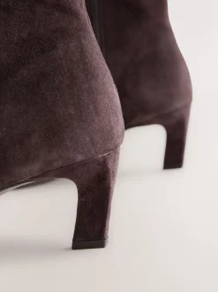 Ruimvallend En Extraruimvallend|Boots|Next - Forever Comfort® enkellaarsjes met hak en spitse neus Chocoladebruin suède