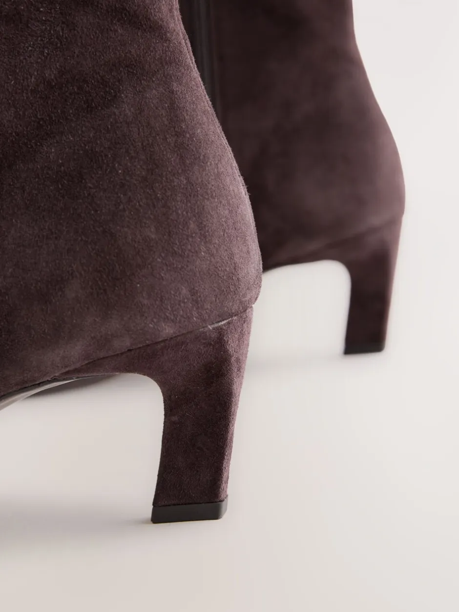 Ruimvallend En Extraruimvallend|Boots|Next - Forever Comfort® enkellaarsjes met hak en spitse neus Chocoladebruin suède