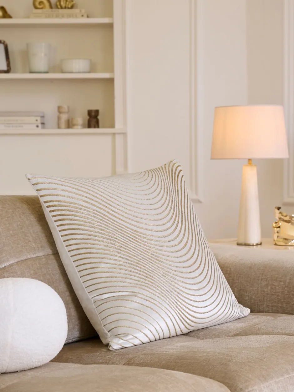 Kussentjes En Plaids|Kussentjes En Plaids|Next Collection Luxe Curve kussen van fluweel Champagne-goud