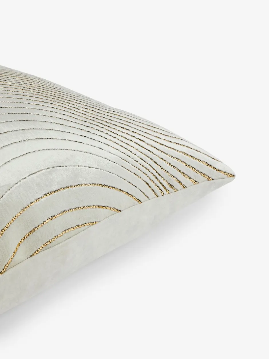 Kussentjes En Plaids|Kussentjes En Plaids|Next Collection Luxe Curve kussen van fluweel Champagne-goud