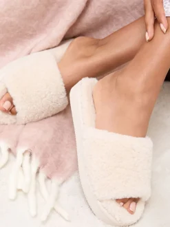 Pantoffels*Lipsy - pantoffels van imitatiebont met plateauzool voor nachtkleding Crème
