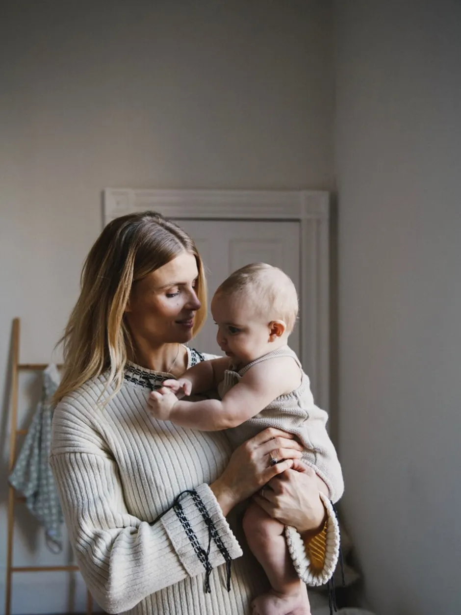 Rompertjes En Tuinbroeken*The Little Tailor - stijlvol gebreid babyrompertje van 100% katoen Crème