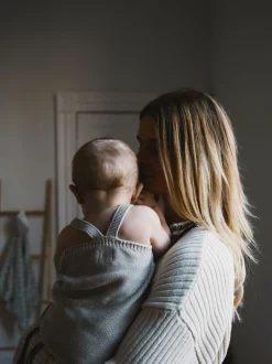 Rompertjes En Tuinbroeken*The Little Tailor - stijlvol gebreid babyrompertje van 100% katoen Crème