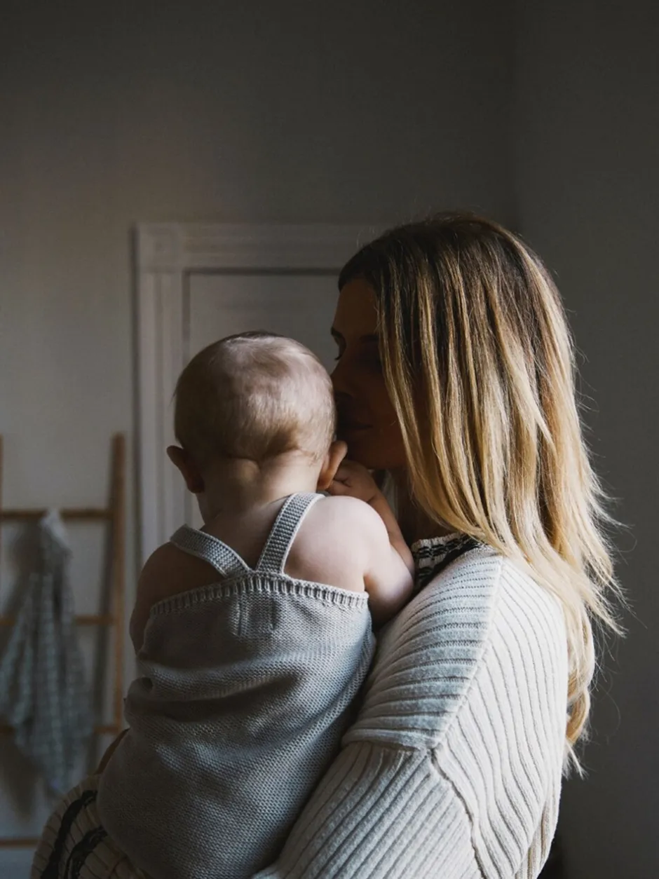 Rompertjes En Tuinbroeken*The Little Tailor - stijlvol gebreid babyrompertje van 100% katoen Crème