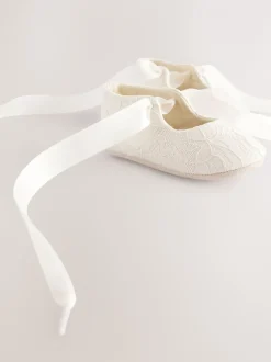 Babyschoenen|Gelegenheidskleding*Next Crèmekleurig kant - Feestelijke babyschoenen met strik vooraan (0 - 24 mnd)