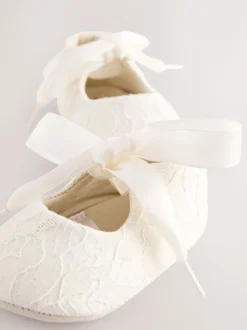 Babyschoenen|Gelegenheidskleding*Next Crèmekleurig kant - Feestelijke babyschoenen met strik vooraan (0 - 24 mnd)