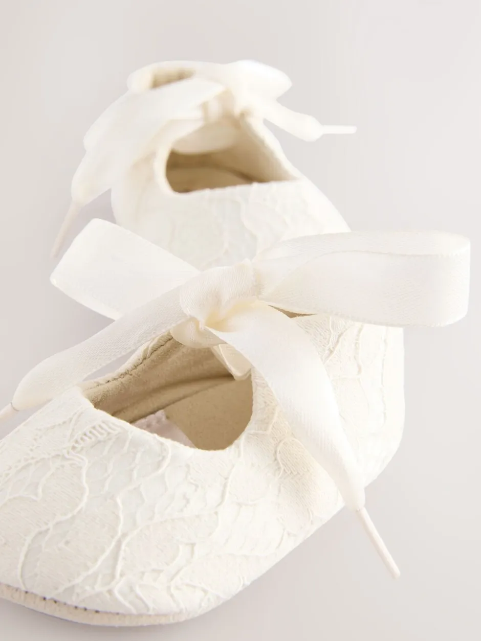 Babyschoenen|Gelegenheidskleding*Next Crèmekleurig kant - Feestelijke babyschoenen met strik vooraan (0 - 24 mnd)