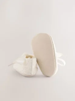 Babyschoenen|Gelegenheidskleding*Next Crèmekleurig kant - Feestelijke babyschoenen met strik vooraan (0 - 24 mnd)