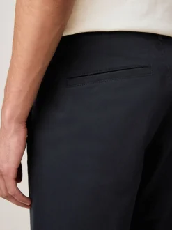 Broeken En Chino's|Next Donkerblauw - Standaard toelopende pasvorm - Stretchy chino