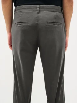 Broeken En Chino's|Next Donkergrijs - Standaard toelopende pasvorm - Stretchy chino