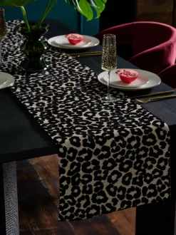 Tafellinnen En Placemats *Next Fluwelen tafelloper met luipaardprint