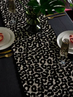 Tafellinnen En Placemats *Next Fluwelen tafelloper met luipaardprint