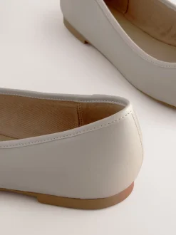 Lage Schoenen|Next Gebroken wit - Leren Ballerina's met ronde neus