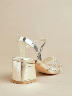 Ruimvallend En Extraruimvallend|Schoenen Met Hakken|Linzi - Mariah sandalen met hak, versiering en brede pasvorm Goud