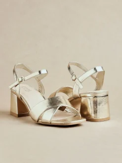 Ruimvallend En Extraruimvallend|Schoenen Met Hakken*Linzi - Vivian sandalen met hak en bandje aan de voorkant met brede pasvorm Goud