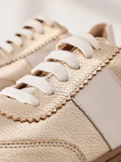 Sneakers|Next - Signature premium leren sneakers met veters en grove sleehak Goud
