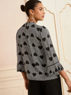 Blouses En Overhemden*Love & Roses - Crew Neck Pleated Flute Sleeve Blouse Grijs met hartjesprint