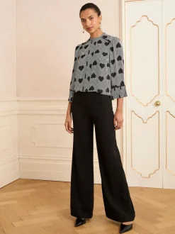 Blouses En Overhemden*Love & Roses - Crew Neck Pleated Flute Sleeve Blouse Grijs met hartjesprint