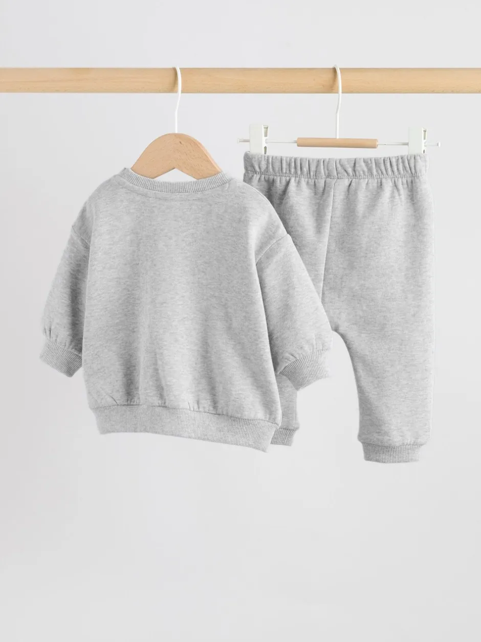 Truien En Breisels|Joggingbroeken|Next - Baby sweatshirt en joggingbroek set (0mnd-2jr) Grijze beer