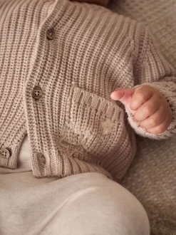 Truien En Breisels|Gebreide Kleding|Next - Grofgebreid babyvestje met borduursel Hello World Naturel