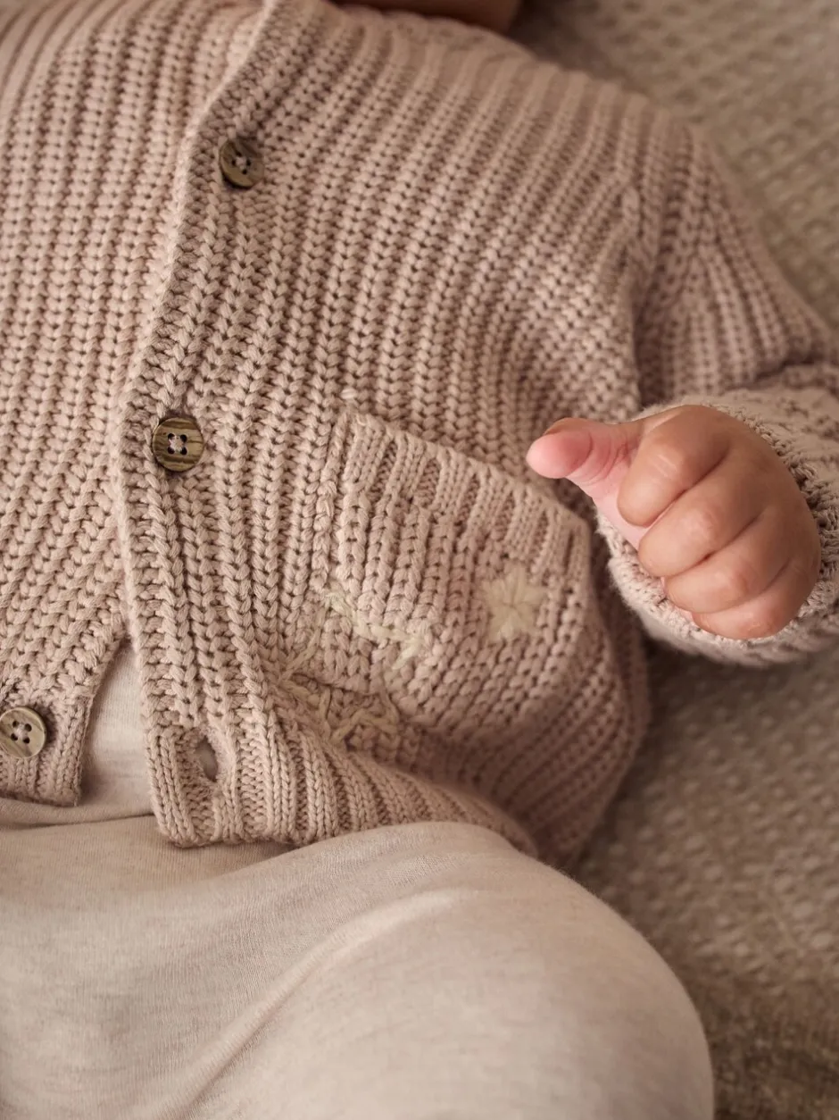 Truien En Breisels|Gebreide Kleding|Next - Grofgebreid babyvestje met borduursel Hello World Naturel