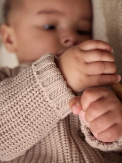 Truien En Breisels|Gebreide Kleding|Next - Grofgebreid babyvestje met borduursel Hello World Naturel