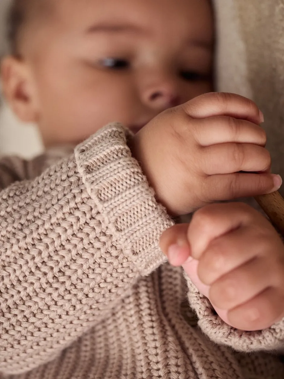 Truien En Breisels|Gebreide Kleding|Next - Grofgebreid babyvestje met borduursel Hello World Naturel
