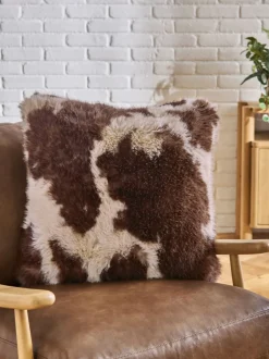 Kussentjes En Plaids|Kussentjes En Plaids|Next Imitatiebont kussentje met abstracte koeprint