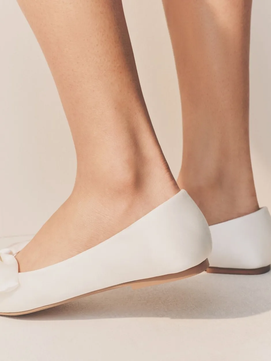 Lage Schoenen|Next Ivoor - Forever Comfort® bruidsballerina's met strik en puntige neus
