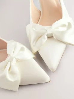 Schoenen Met Hakken|Gelegenheidskleding|Next - Forever Comfort® Bruiloft hakken met hielbandje van satijn, met strik en spitse neus Ivoor