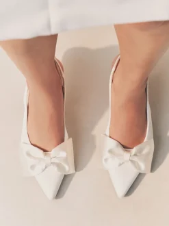 Schoenen Met Hakken|Gelegenheidskleding|Next - Forever Comfort® Bruiloft hakken met hielbandje van satijn, met strik en spitse neus Ivoor
