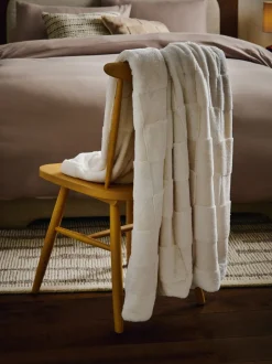 Kussentjes En Plaids|Kussentjes En Plaids|Next Jasper behaaglijke fleece omkeerbare bedloper met dambordmotief Ivoor