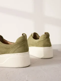 Sneakers|Next Kakigroen - Signature leren sneakers met dikke plateauzolen en sleehak
