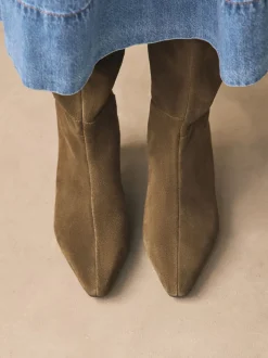 Ruimvallend En Extraruimvallend|Next - Forever Comfort® Knee High Chisel Toe Heeled Boots Kakigroen suède