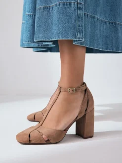 Schoenen Met Hakken|Next - Leren schoenen met uitsnijding, T-bandje en blokhakken met ronde neus Kameelkleurig suède