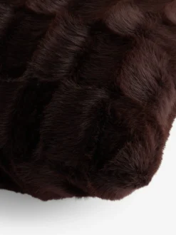 Kussentjes En Plaids|Kussentjes En Plaids*Next Kussen van imitatiebont met textuur en ruit Chocoladebruin