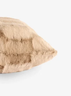 Kussentjes En Plaids|Kussentjes En Plaids*Next Kussen van imitatiebont met textuur en ruit Natuurlijk