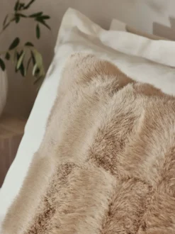 Kussentjes En Plaids|Kussentjes En Plaids*Next Kussen van imitatiebont met textuur en ruit Natuurlijk